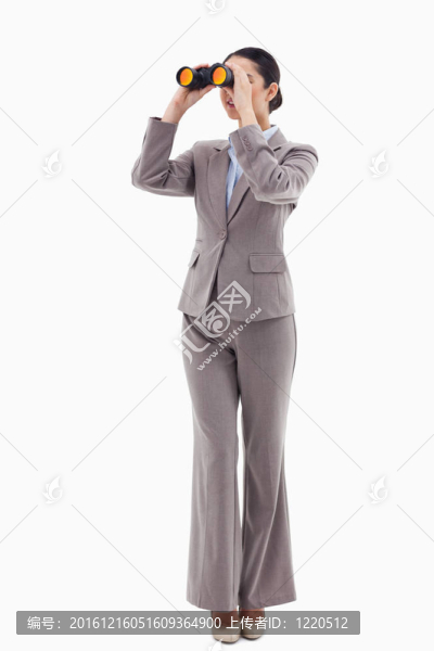 一個黑人女商人透過望遠(yuǎn)鏡的肖像