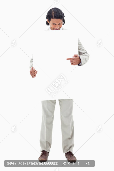 商人看著手中的空白標(biāo)志