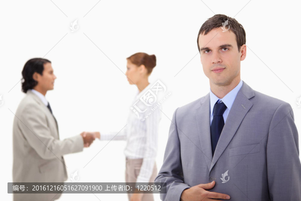 商人在背后與同事握手