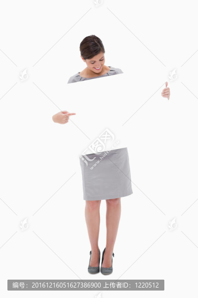 女人指著手中的空白符號