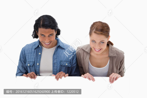 微笑的夫婦望著空白的墻壁
