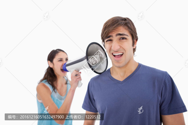 女人罵她男朋友通過擴音器