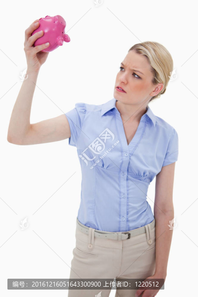 抱著空存錢罐的傷心女人
