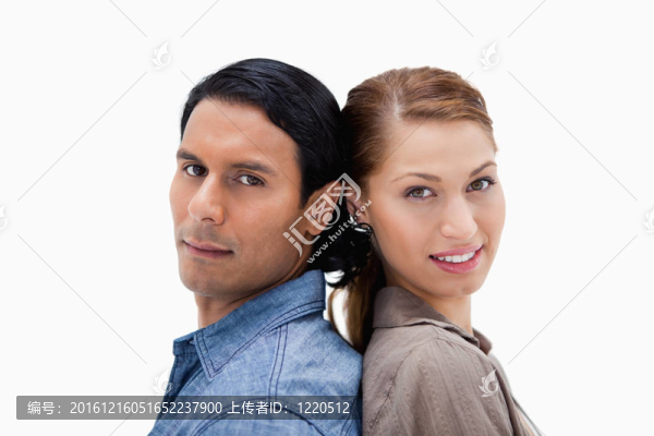 站在后面的年輕夫婦的側(cè)面圖