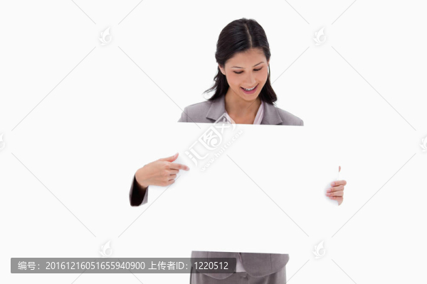 商人看，指著空白的簽名板