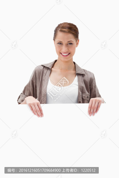 微笑的女人拿著空白的招牌