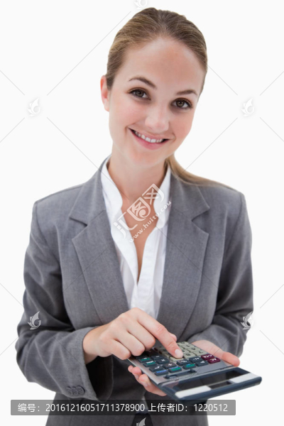 面帶微笑的銀行職員用袖珍計算器