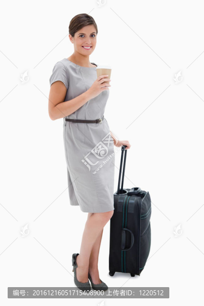 微笑的女人與咖啡和輪子的包