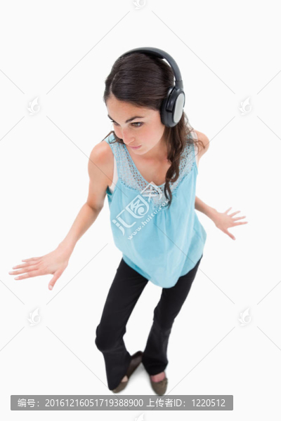 一個快樂的女人一邊聽音樂一邊跳舞