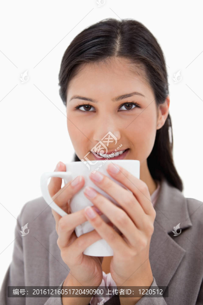 用雙手握杯女商人