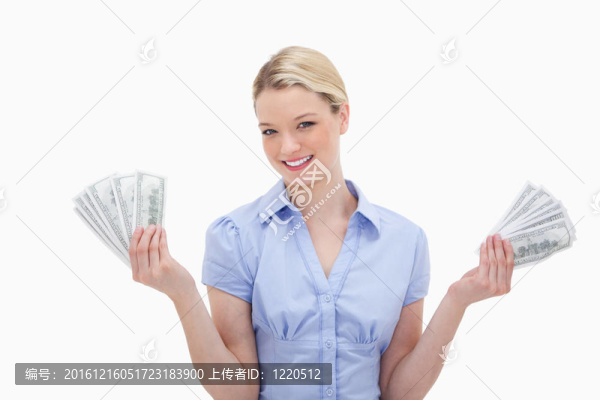 微笑的女人手里拿著錢