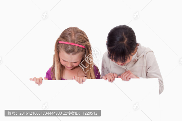 女孩在看一個(gè)空白面板