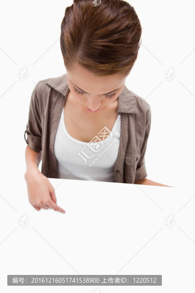 女人指著她的手空招牌