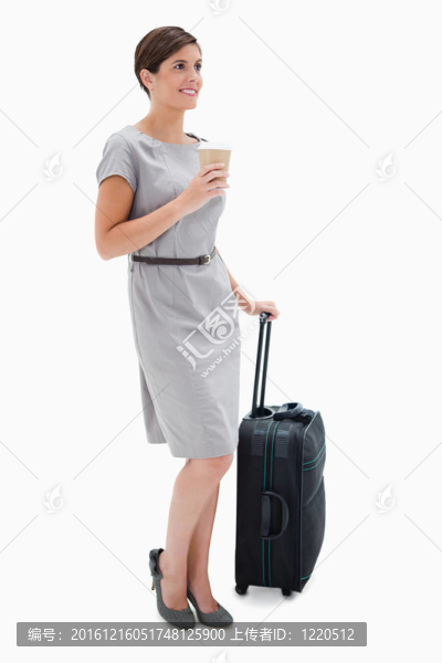 側(cè)面的女人與咖啡和輪子的包