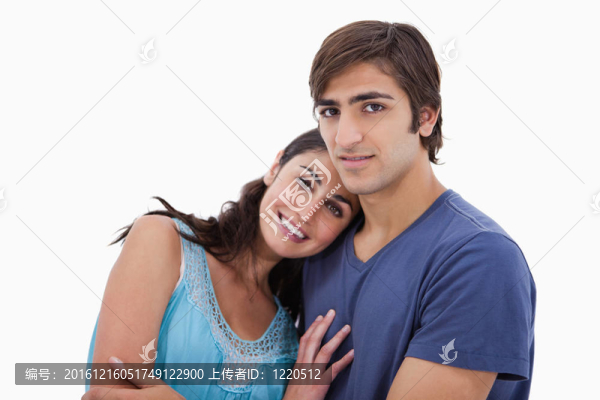 迷人的情侶相互擁抱