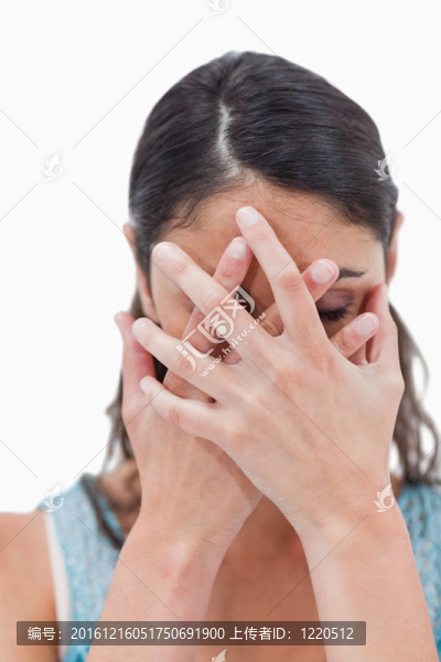 一個(gè)女人隱藏在她臉上的肖像