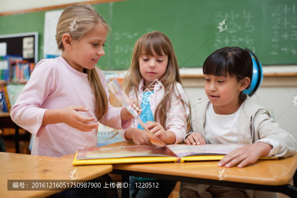 小女生閱讀童話故事的同學