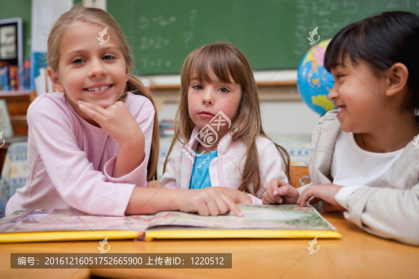 女學(xué)生閱讀童話故事的同學(xué)