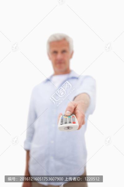 一個(gè)成熟男人用遙控器的肖像