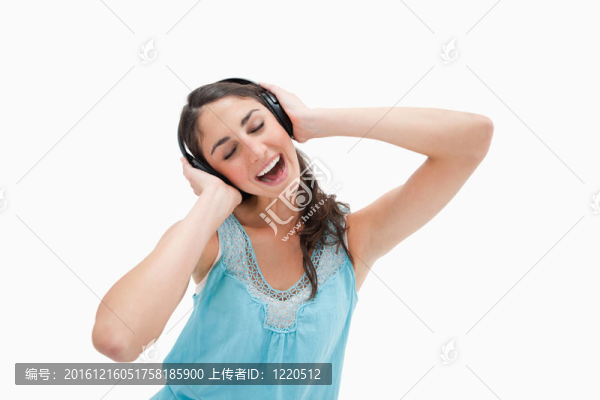 女人邊聽音樂邊唱歌