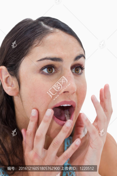 一個年輕女子指著畫像震驚
