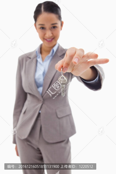 一個(gè)微笑的商人拿著鑰匙的肖像