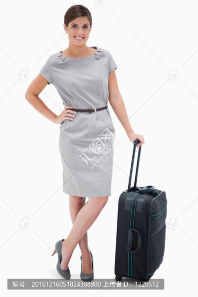 女人站在輪子的包