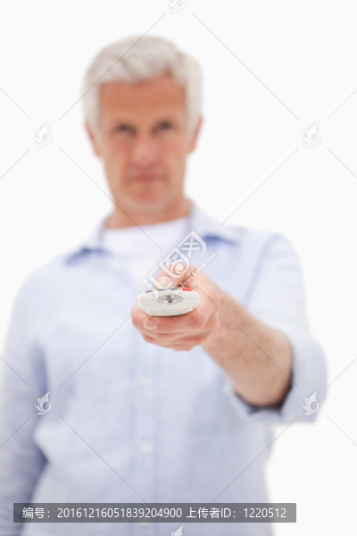 使用遙控器的人的肖像