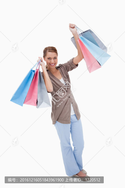 幸福的女人帶著購物袋