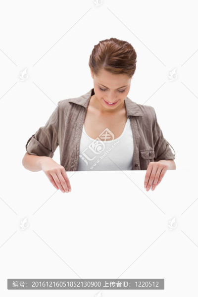 女人看著空白的招牌