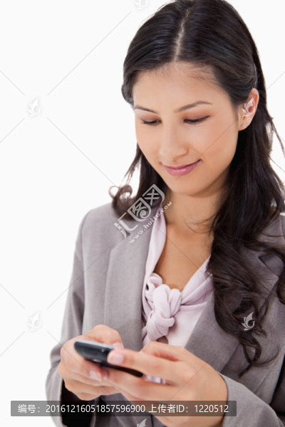 女性閱讀短信