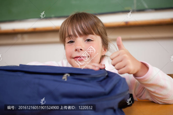 女生拿著一袋和大拇指