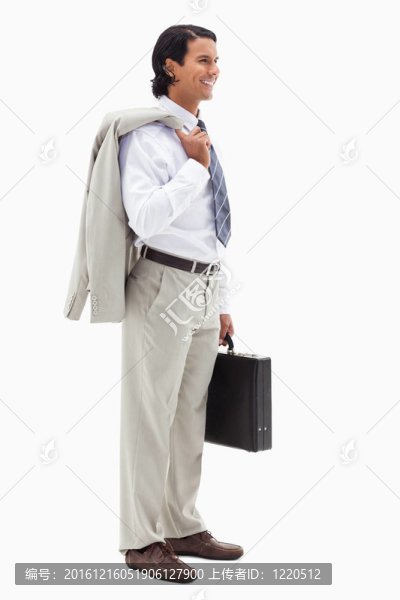 一個面帶笑容的辦公室職員拿著他的夾克