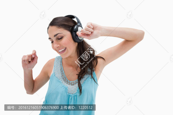 女人邊聽(tīng)音樂(lè)邊跳舞