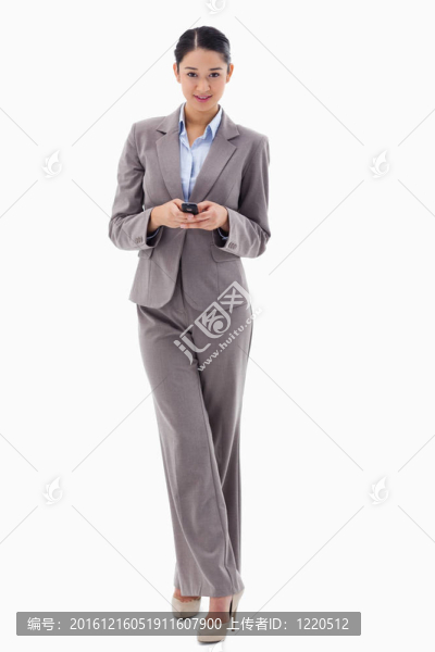 一個微笑的女商人發(fā)送文本混亂的肖像