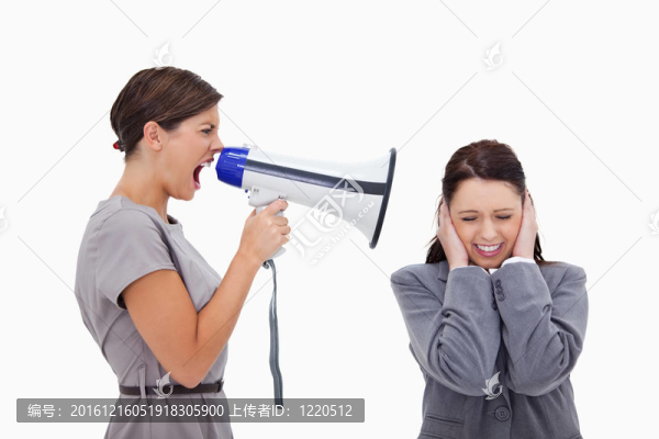 女商人在同事用擴音器喊