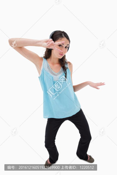一個愛玩的女人邊聽音樂邊跳舞的肖像