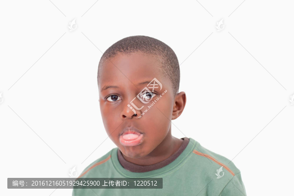男孩伸出舌頭