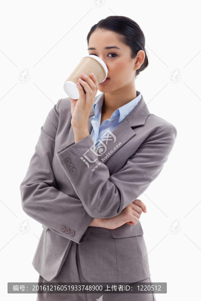 一個可愛的女商人喝外賣咖啡的肖像