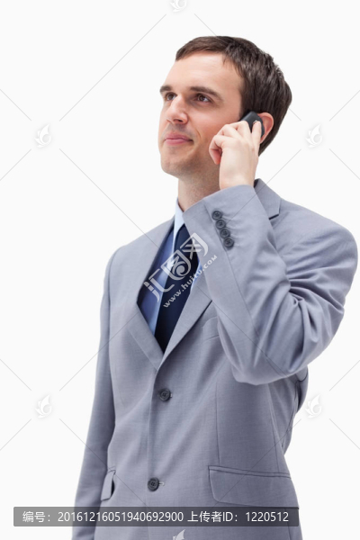 商人邊看電話邊看