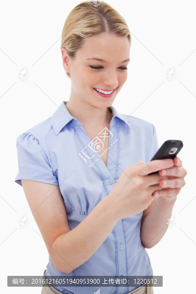 微笑女人寫短信