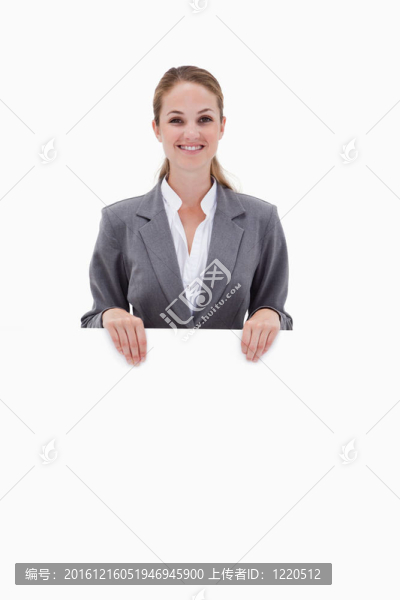 微笑的銀行職員手里拿著空白的手勢