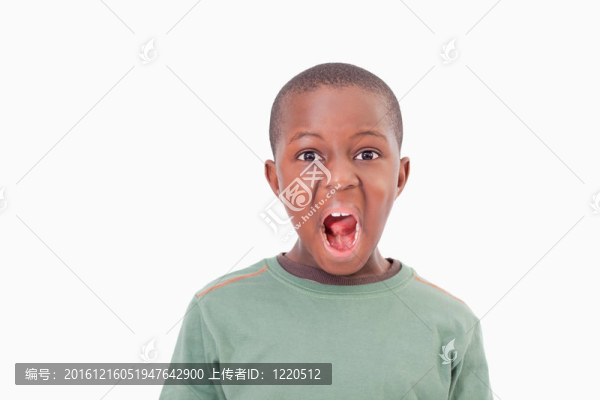 張開嘴巴的男孩