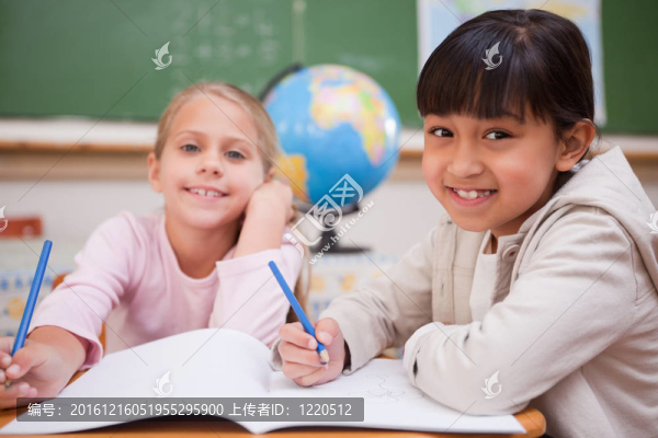 微笑的女學(xué)生做功課