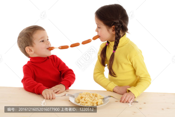 孩子們分享香腸的鏈條；在白色上分離