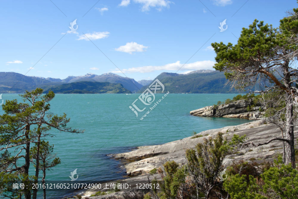 多巖石的海岸