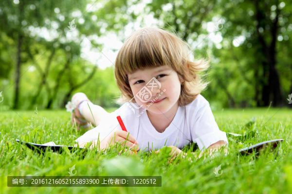 小女孩在公園里看書的畫像