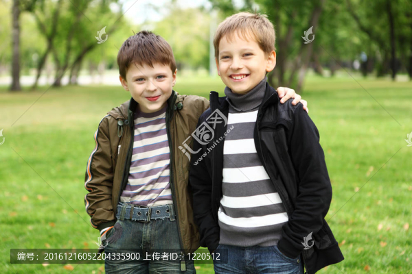 男孩與一個朋友在綠色公園