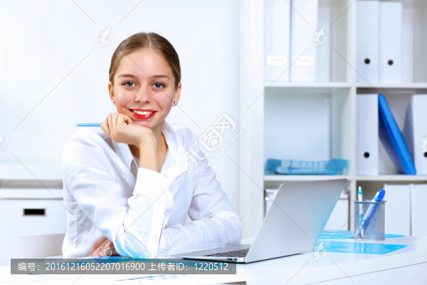 女青年上班服上班