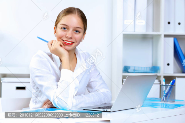 女青年上班服上班